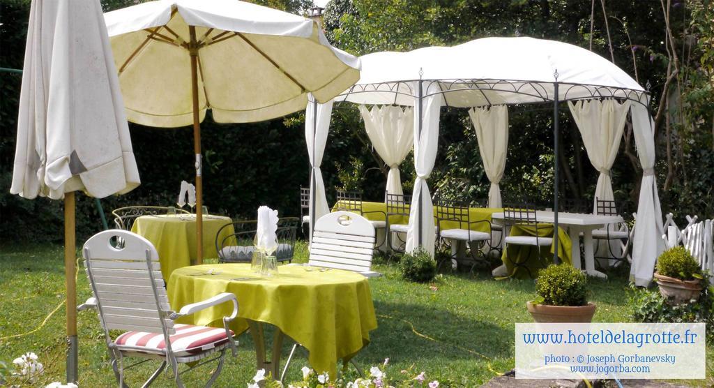 Hotel De La Grotte Монтиняк Екстериор снимка