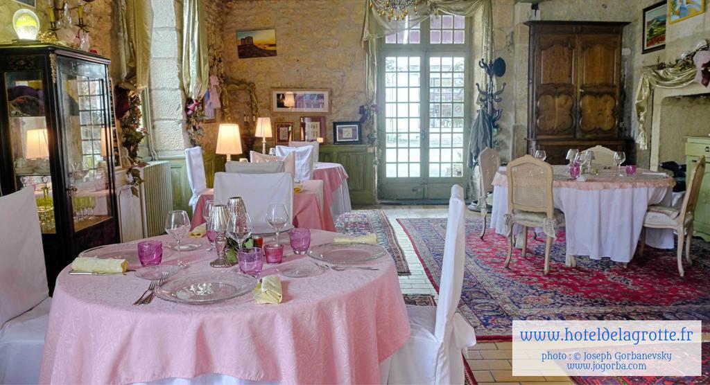 Hotel De La Grotte Монтиняк Екстериор снимка
