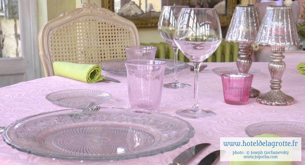 Hotel De La Grotte Монтиняк Екстериор снимка