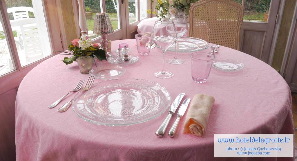 Hotel De La Grotte Монтиняк Екстериор снимка