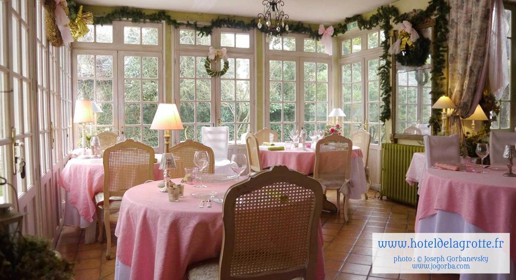 Hotel De La Grotte Монтиняк Екстериор снимка
