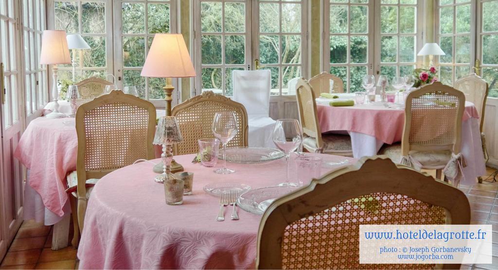 Hotel De La Grotte Монтиняк Екстериор снимка