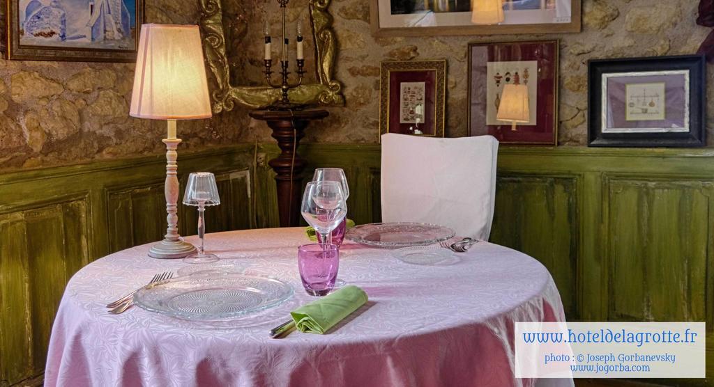Hotel De La Grotte Монтиняк Екстериор снимка