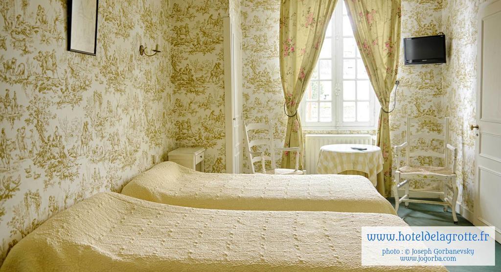 Hotel De La Grotte Монтиняк Стая снимка