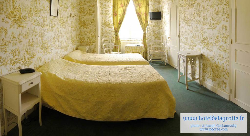 Hotel De La Grotte Монтиняк Стая снимка