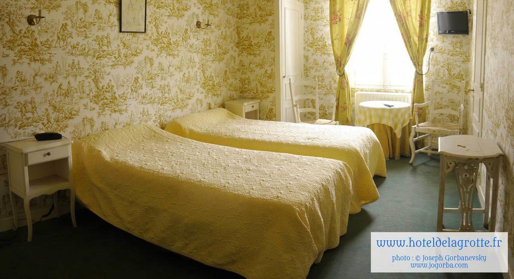 Hotel De La Grotte Монтиняк Стая снимка