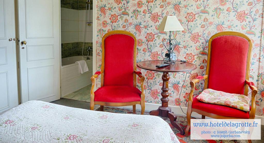 Hotel De La Grotte Монтиняк Екстериор снимка