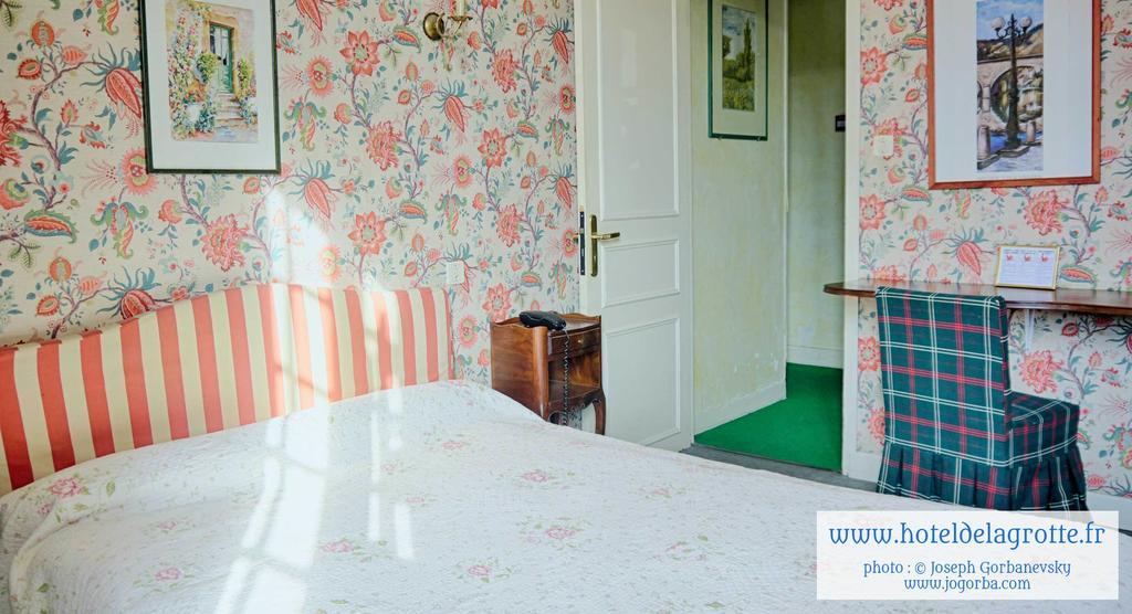 Hotel De La Grotte Монтиняк Екстериор снимка