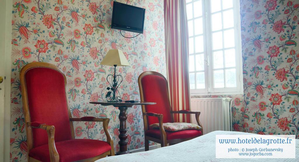 Hotel De La Grotte Монтиняк Екстериор снимка