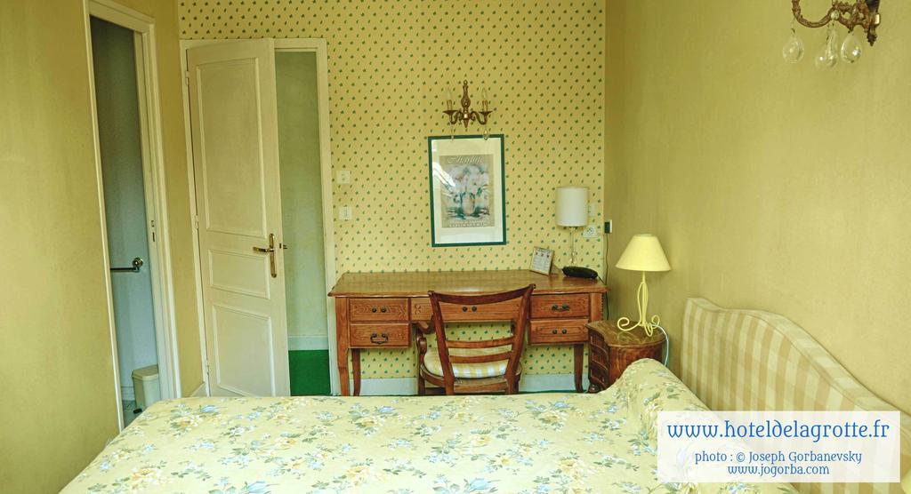 Hotel De La Grotte Монтиняк Екстериор снимка