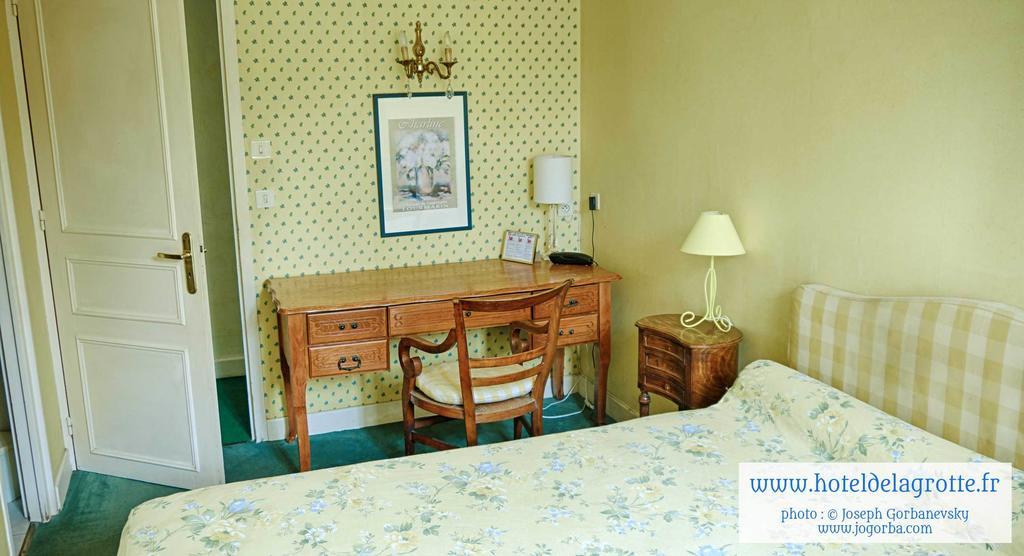 Hotel De La Grotte Монтиняк Екстериор снимка