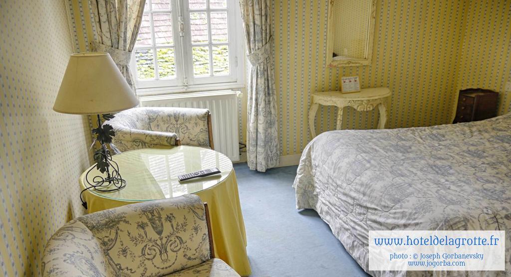 Hotel De La Grotte Монтиняк Екстериор снимка