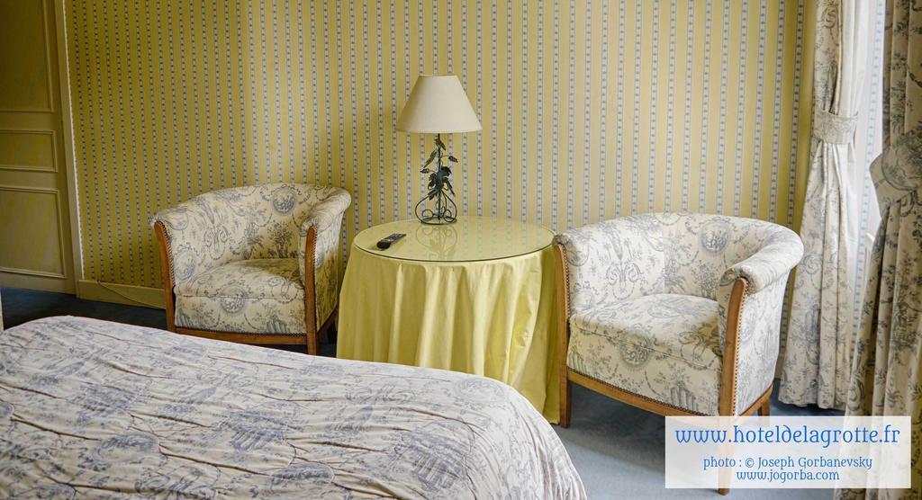 Hotel De La Grotte Монтиняк Екстериор снимка