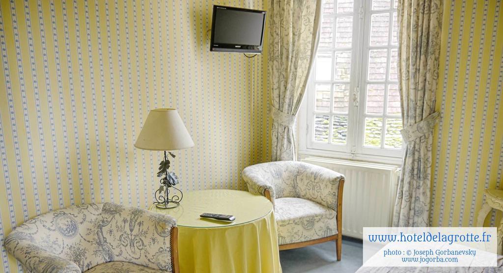 Hotel De La Grotte Монтиняк Екстериор снимка